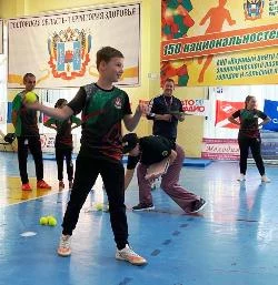 Мама, папа, я - спортивная семья.